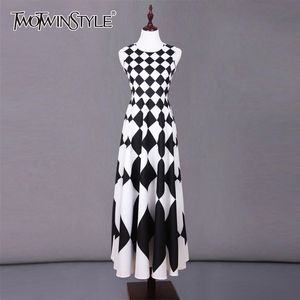 TWOTWINSTYLE Plaid Minimalist Dress For Women O Neck Sleeveless High Waist Maxi Dresses Female Fashion Clothing Summer 210517