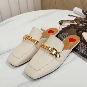 Sommar Kvinnors Sandaler Fashion One-Step Single Skor Högkvalitativ Strand Casual Leather Designer Flat Retro Små Toe Cap Outer Wear Chain Square Head Slippers