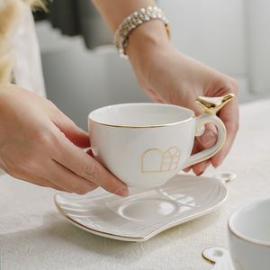 Set di tazze da caffè in ceramica con uccelli in rilievo Tazza vintage raffinata semplice tazza da tè pomeridiana creativa e piattino da giardino squisito