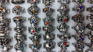 Mode Vintage Alloy Skull Ring med Färg Box Mix Design 100pcs