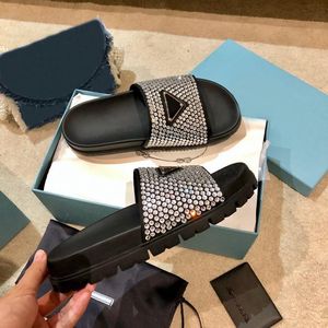 2021 tasarımcı kadın flats terlik slaytlar sandalet moda yaz bayanlar elmas çivili üst terlik seksi kadın üçgen logo ayakkabı kutusu ile