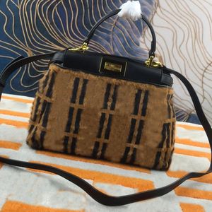 ハンドバッグチェーンメッセンジャーバッグクロスボディ財布のファッションふわふわ刺繍言葉文字印刷ハスプゴールドハードウェア高品質女性バッグ