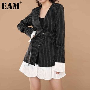 [EAM] Women Black Pleated Striped Blazer V-collar Long Sleeve Loose Fit Jacket Fashion Spring Autumn WD91501 210512