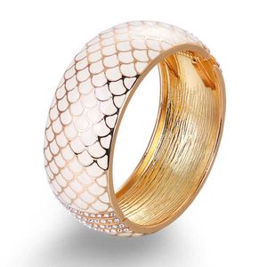 Glittering Fish Scale Pattern Bracelets for Women Dripping Oil Alloy Rhinestone Wide Bangle Femme Wedding Jewelry Q0717