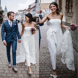 Strapless Jumpsuits Sheath Bröllopsklänningar Brudklänningar med avtagbar Tåg Lace Sommar Boho Beach Bride Dress Pants Suit Vestidos de Novia