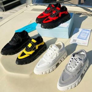 Nya Loafers Kvinnor Casual Skor Designer Sko Färgblockering Tjocklät Sneaker Triangel Standard Par Sneakers med Box Storlek 35-40