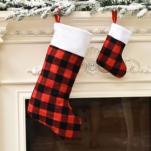 Classic Red Black Buffalo Plaid Christmas Strumpor Familj Xmas Tree Dekoration Eldstad Hängande Strumpor Godis Presentväska Santa Holiday Season Party Decor Hy0125