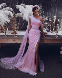 Glitter Pink Evening Dresses With Wrap Sexy Side Split One Shoulder Formal Prom Dress Belt Mermaid Dubai Sequins Beads Plus Size Custom Made Party Gowns Robes