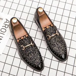 Homens de luxo sapatos de casamento vestido masculino flats mocassins designer estilhaçando rivet mais recentes senhores casuais couro couro calçado formal