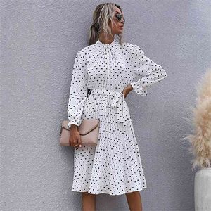 Polka dot print klänning kvinnor avslappnad halv turtleneck fjäril ärm höst vinter slank bandage klänning för kvinnor mode 210915