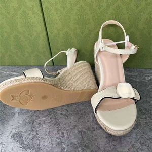 2021 Senaste Mode Gudinna Slope Heel Sandaler Högkvalitativa bekväma fötter Vackert elegant temperament är värt att ha 34-42