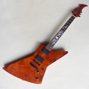 燃えている珍しい形の赤い茶色のエレキギターと炎が付いているローズウッドの指板