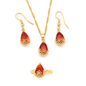 Set di gioielli in cristallo rosso con goccia d'acqua riempita in oro giallo, collana con ciondolo, orecchini, anello, grande gemma rettangolare con canale