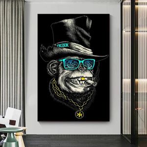 Macaco de fumo engraçado com chapéu preto e cartazes de colar dourada e impressões pintando imagens de animais modernos
