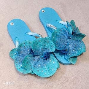 Pantofole da donna originali fatte a mano Sandali bassi con fiori di farfalla con diamanti blu retrò 2021 Infradito estivi da spiaggia Sllides Bohemian