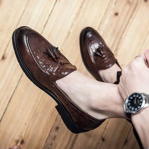 Design Loafers fashion Mens Wedding Groom party Shoes slip on Leather Male Dress Shoes brown With Tassel club shoes for men