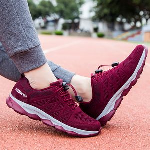 2021 Tasarımcı Koşu Ayakkabıları Kadınlar Için Gül Kırmızı Moda Bayan Eğitmenler Yüksek Kaliteli Açık Spor Sneakers Boyutu 36-41 WS