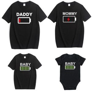 Familj se t-shirt matchande kläder nyhetsbatteri pappa mommy och dotter son baby bror syster rolig romper 210521