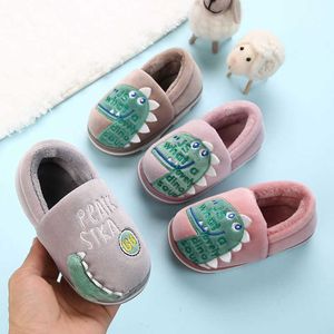 Chinelos de algodão crianças meninos e meninas quente desenhos animados de soluções macios bonito sapatos de casa inverno bebê dinossauro sapatos 210713