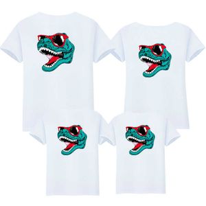 Família Olhar Roupas Matching Roupas Verão Verão Manga Curta T Shirt Dinossauro Dinossauro Algodão Casual Tops Mãe e filha Roupas 210713