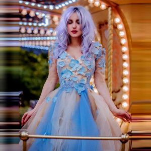 Party Dresses Light Blue V-Neck Midi Prom Klänning Applique Lush Tulle Short Sleeve Allt Pretty Brethday Poshoot