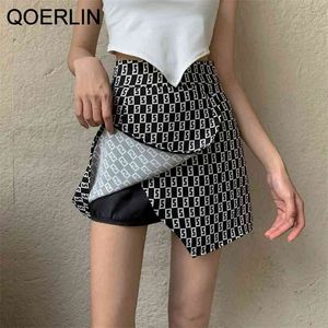 Mode Letter Print Oregelbundna Tight Hip Shorts Kjol Kvinna Kontrollerad Stor Stor Stor Midja A-Line Sexy Mini Ladies 210601