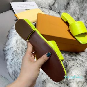 Hot Högkvalitativa Kvinnor Sandaler Storlek 35-43 Designer Skor Luxur Slide Sommar Fashion Wide Flat Slippery Sandaler Slipper Flip Flops