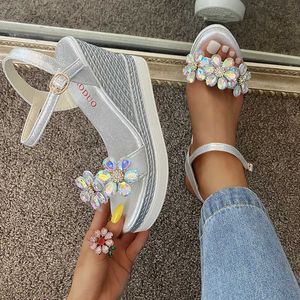 2021 Kvinna Mode Blomma Öppna Toe Sandaler Klänning Silver Kvinnor Rhinestone Wedges Platform Party Skor Kvinna Y0721