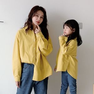 Vårmor och dotter Solid Färg Casual Shirts Familj Matchande Outfits Bomull Tops 210508