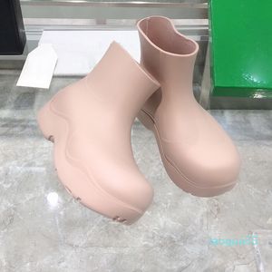 Fashion-Waterproof Platform Gummi Boot Kvinnlig Designer Kort Ljus Casual Skor Candy Color Rainboots Loafers PVC Naked Boots