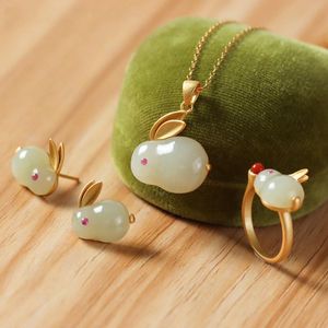 Örhängen Halsband Creative Pendant Hetian Jade Stone Gold Ring Charm Stud Kvinnors Bröllopsfödelsedag Present Smycken Set