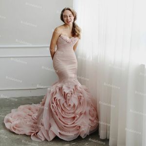 フリルと赤面ピンクの人魚のウェディングドレス2021セクシーなストラップレスコルセットプリンセスボヘミアの花嫁のドレス秋の屋外ガーデンブライダルガウンローブソレデマリージュ