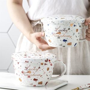 Tazze grandi creative Colazione Cereali Ciotola in ceramica Calix Acqua Latte con coperchio Stoviglie Frutta Ramen Zuppa Amici Regalo Tazze da dessert 210804