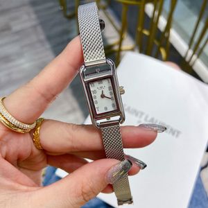 ファッションブランドの時計女性の女の子の長方形のダイヤルスタイルのスチールマットベルバンドの腕時計He11
