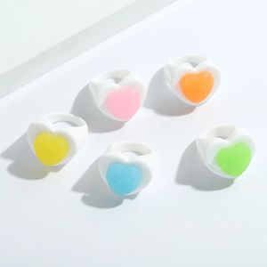 2021 ins trendig söt godis färg kärlek hjärta ring vit akryl harts ringar för kvinnor tjejer enkla smycken gåva
