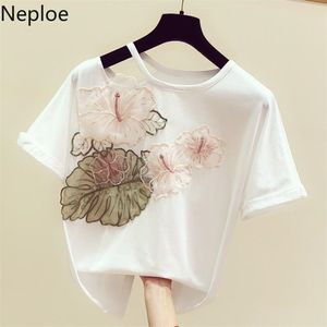 Neploe koreanska mode kvinnor t-tröjor Kortärmad T-shirt sommar broderi blomma topp damer vit grafisk tee shirts 210720