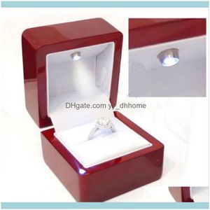 Väskor Display Jewelryluxury Ring Leather Jewely Box med LED Light Engagement Wedding Rings Case Boxes Red Jewelery Organizer Packaging P