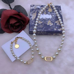 Asiatische Halsketten großhandel-Designer Perle Halskette für Damen Südsee Perlen Halsketten Sets Elegante lange Luxuskette Perlen Perlen Anhänger Damen Kurzlicht Mode Armband Brief Stil