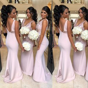 2021 Sexy V Neck sjöjungfru brudtärna klänningar Ljusrosa Maid of The Honor Wedding Guest Dress Flowers One Shoulder Open Back Bridesmaids Grows