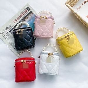 Mini designers baby axel väska luxurys söta tjejer prinsessan handväska mode små väskor barn päls handväska