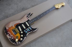 Vintage elektrisk gitarr med SRV Pickguard, SSS pickups, rosewood fretboard, guld hårdvara