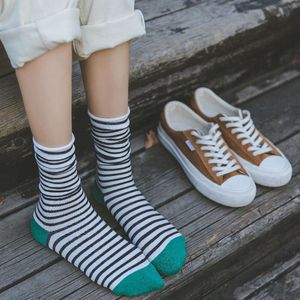 女性の靴下新しい秋冬日本のファッション原宿カラフルな縞模様の靴下メディア綿厚い暖かい長い面白い靴下