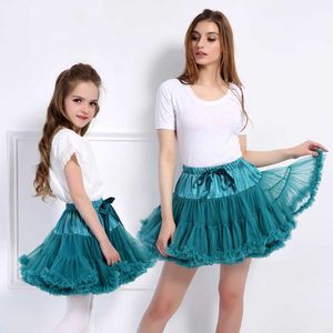 Familj matchande kläder outfits mor dotter klänningar mesh prinsessa boll klänning tutu kjol tjej mamma och mig kläder 36 färger 210713