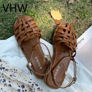 Frauen Wohnungen Sandalen 2021 Sommer Casual Kreuz Weben Geschlossene Runde Kappe Leder Schuhe Vintage Mode Braun Weibliche Casual Schuhe GF45DJUYTI