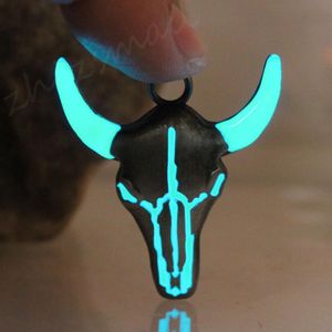 Keychains Glowing Bull's Head Keychain Horns Pendant GLOW In The DARK BULL Ox Horn Pendants Keyring Women MEN Boys Girls Gift Key Holder