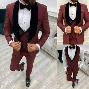 Burgundia Groom ślub Smokingi Czarny Szal Lapel Mens Party Prom Pants Garnitury Płaszcz Biznes Nosić Outfit 3 sztuki