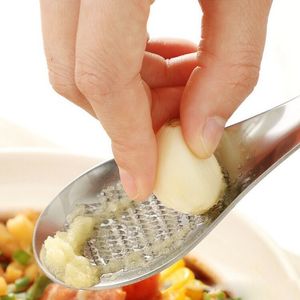 Utensile da cucina a forma di cucchiaio Miscelatore per limone in acciaio inossidabile Grattugia per zenzero Wasabi Utensili per macinare aglio Grattugia per mescolare Cucchiai DH8575
