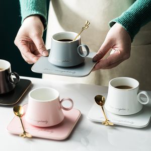 Европейский фарфоровая керамическая кружка соевое молоко завтрак конденсированный кофе чашка чая и блюдца устанавливает золотые ложки кружки рождественские чашки