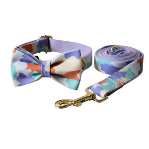 Niedliche Schleife Haustierhalsbänder Leinen Lila Camouflage Bedrucktes Hundehalsband-Set Metallschnalle Nach Maß Haustierbedarf