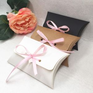 Presentförpackning 80st Favorit Candy Box Bag Craft Paper Pillow Shape Bröllopslådor med Rosa Ribbon Eco Friendly Kraft Promotion